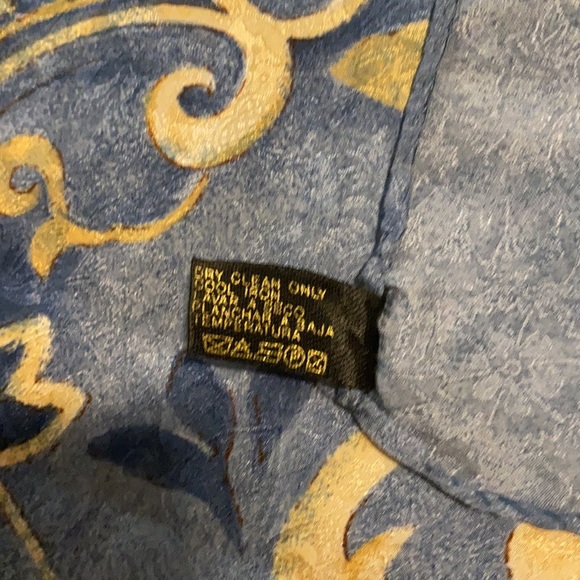 Seta 💯 silk square scarf 32 x 34 approximately - Picture 2 of 3